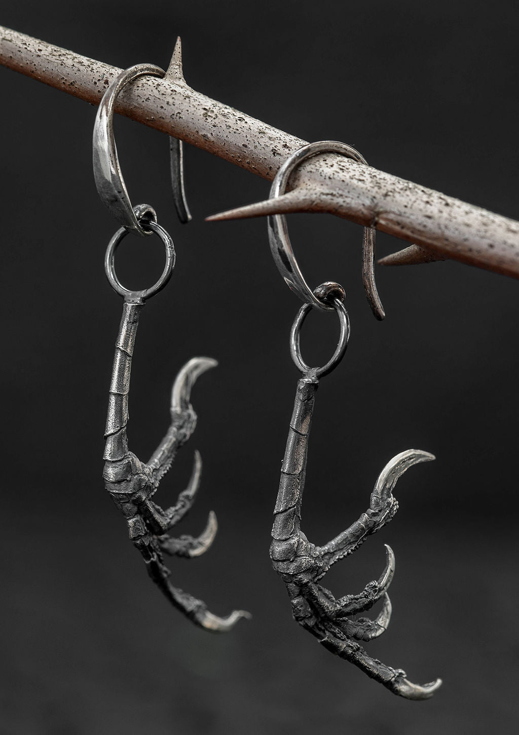 Rúnda - Sparrow talon dangle earrings in solid sterling silver