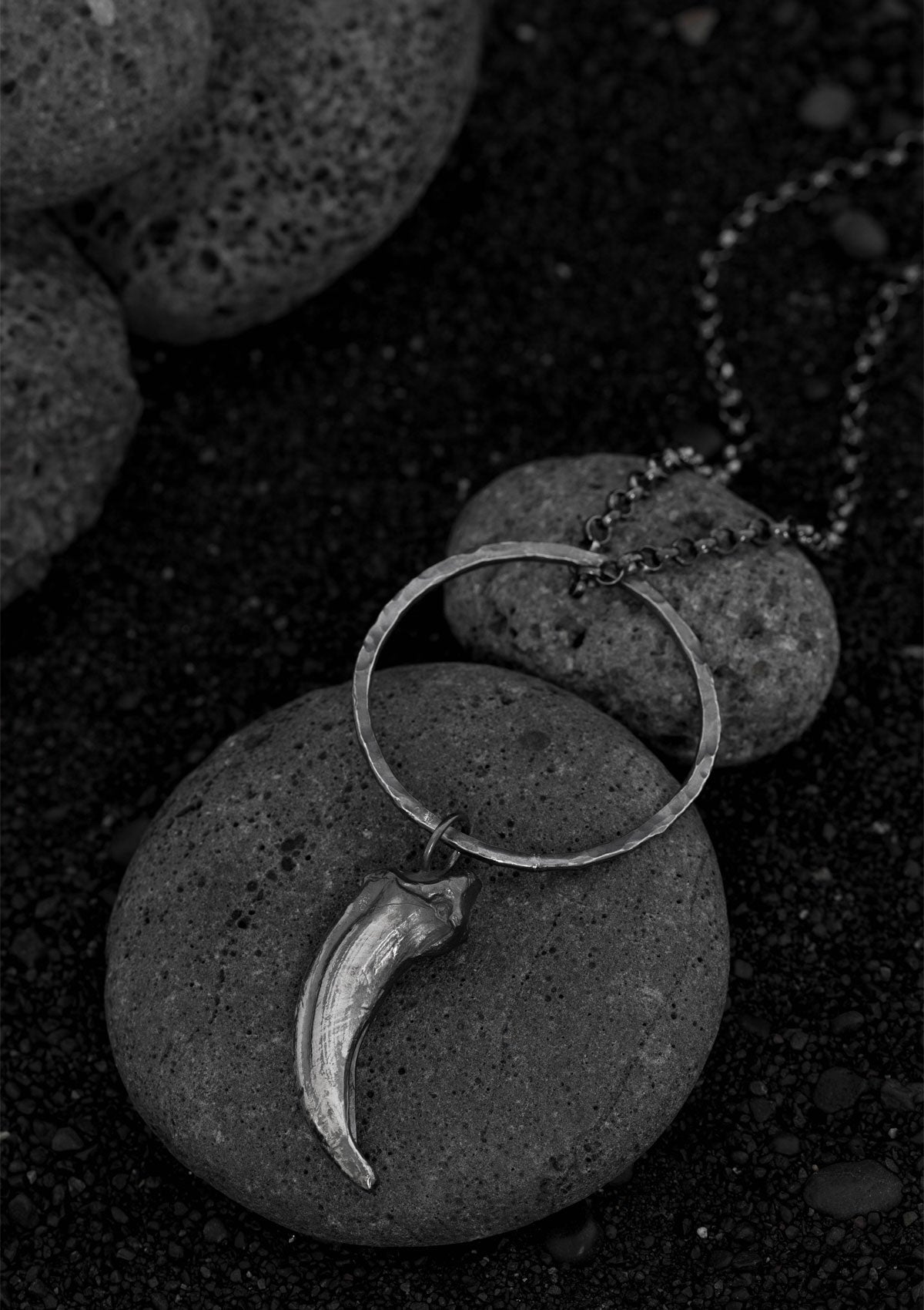 Hati - Wolf claw ecliptic necklace in solid sterling silver